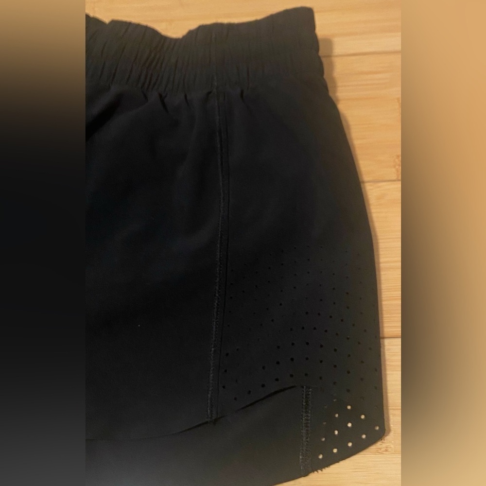 Athleta Hustle 3” Running Shorts Black Size Small Lightweight Zip Pocket - Picture 4 of 8